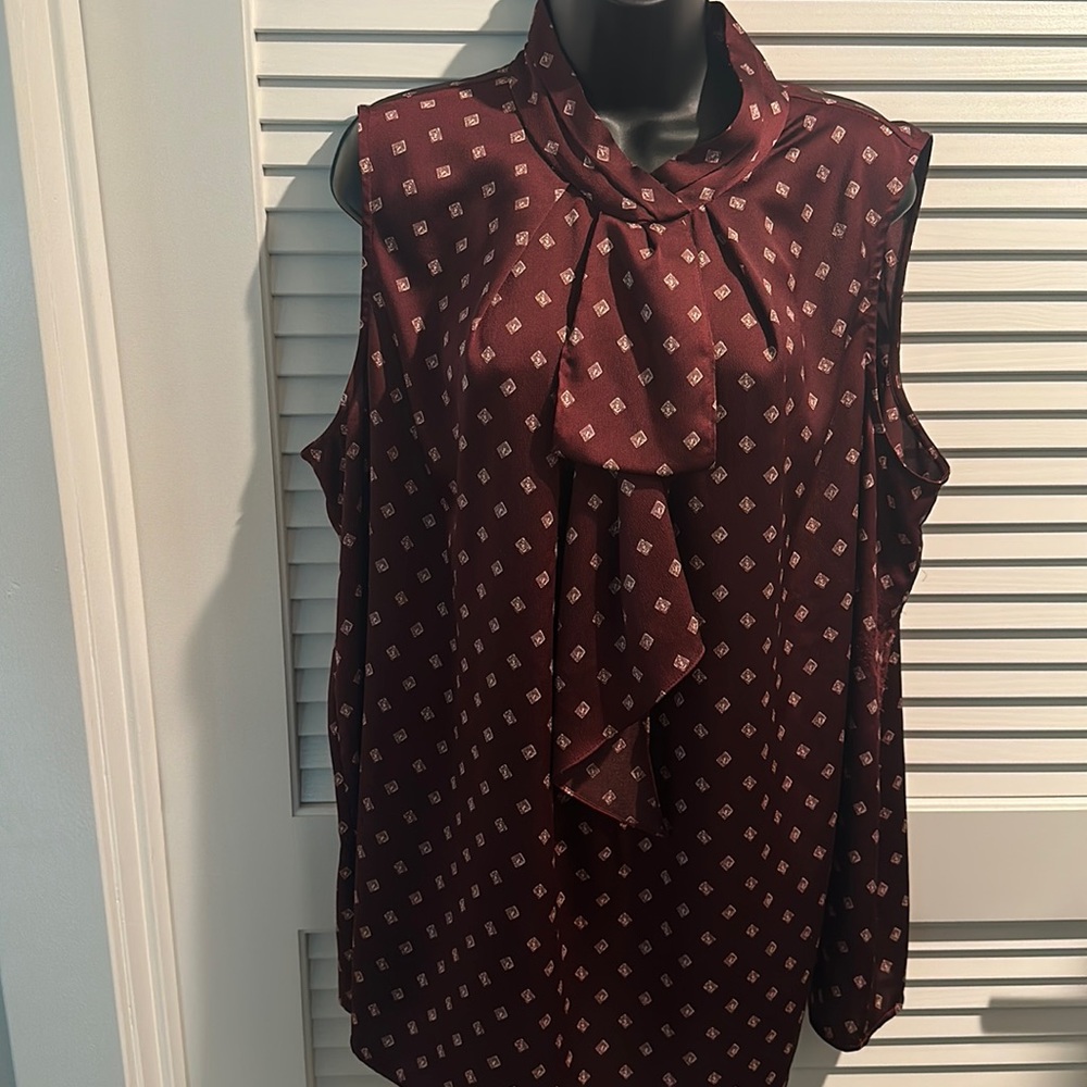 Beautiful VINCE CAMUTO Sleeveless High Neck and Ruffled Front Blouse. Size 2X